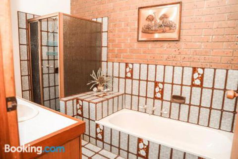 Banksia Beach House - Kawana Tourism 4
