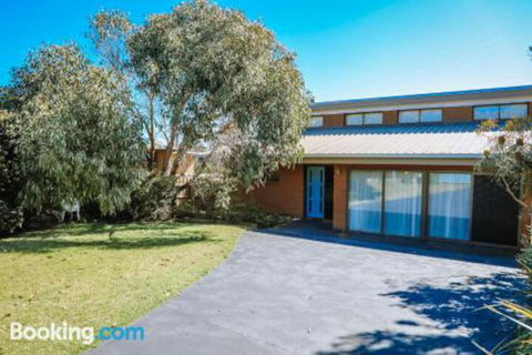 Banksia Beach House - Kawana Tourism 6