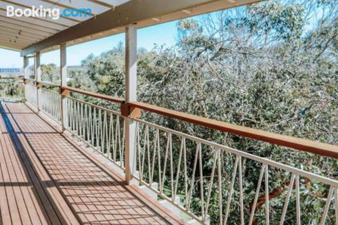 Banksia Beach House - Kawana Tourism 3