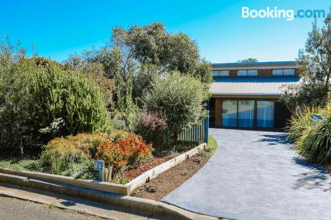Banksia Beach House - Kawana Tourism 5