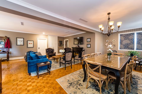 Hedge House- Luxury Space Style Location - Kawana Tourism 3