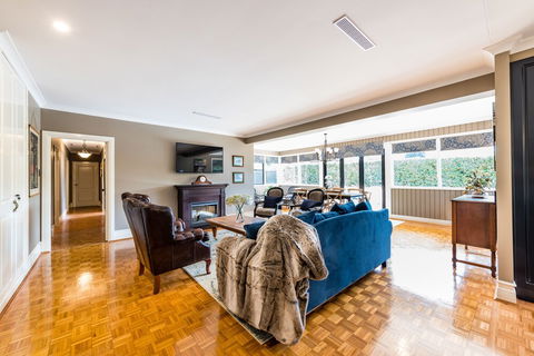 Hedge House- Luxury Space Style Location - Kawana Tourism 5