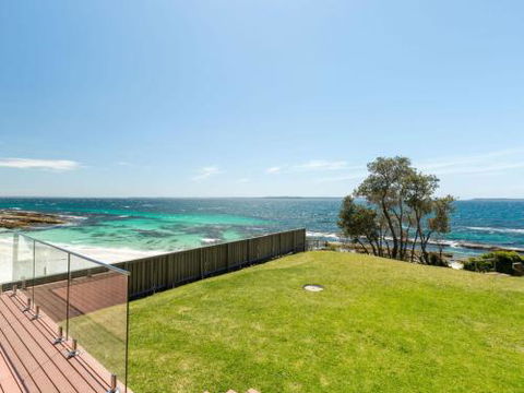 Bimbadgen At Hyams Beach 4pm Check Out Sundays - Kawana Tourism 0