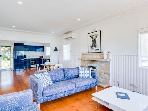 Bimbadgen At Hyams Beach 4pm Check Out Sundays - Kawana Tourism 1