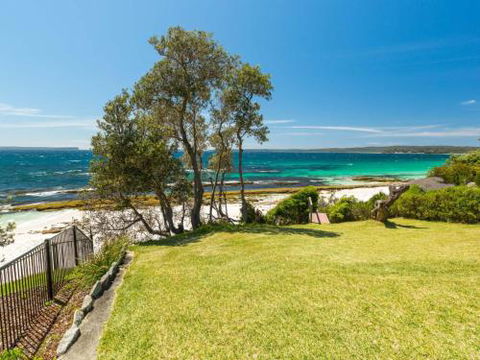 Bimbadgen At Hyams Beach 4pm Check Out Sundays - Kawana Tourism 5