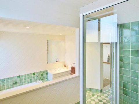 Bimbimbie At Hyams Beach 4pm Check Out Sundays - Kawana Tourism 1