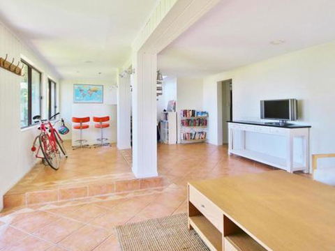 Bimbimbie At Hyams Beach 4pm Check Out Sundays - Kawana Tourism 5