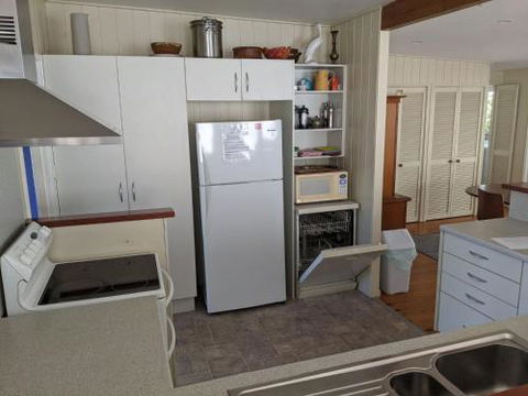 Seagrass Beach House At Hyams 4pm Check Out Sundays - Kawana Tourism 1