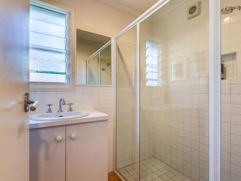 Hyams Seaside Apartment 4pm Check Out Sundays - Kawana Tourism 4