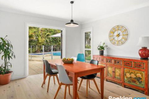 Modern Family Retreat 12 Minell Close - Kawana Tourism 1