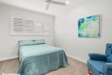 Modern Family Retreat 12 Minell Close - Kawana Tourism 6