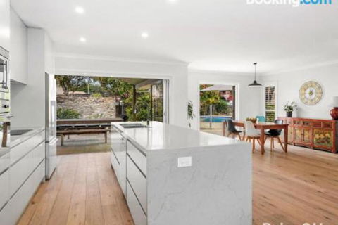 Modern Family Retreat 12 Minell Close - Kawana Tourism 4