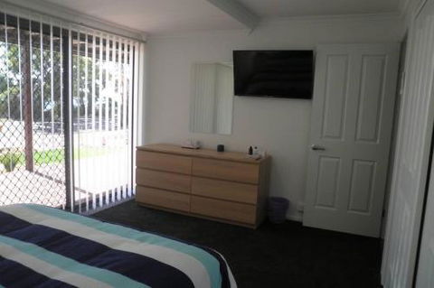 Almonta Apartments On The Water Front - Kawana Tourism 5