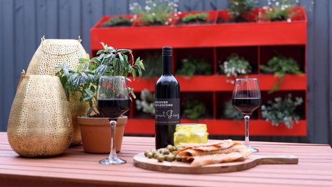 Trentham Central Villas 6 BR / Ensuite / Sleeps 12 - Kawana Tourism 3