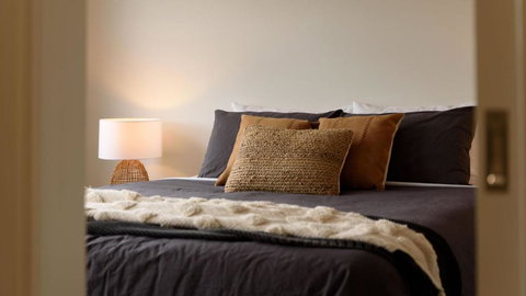 Trentham Central Villas 6 BR / Ensuite / Sleeps 12 - Kawana Tourism 4