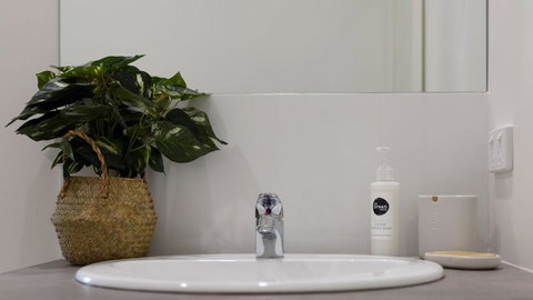 Trentham Central Villas 6 BR / Ensuite / Sleeps 12 - Kawana Tourism 5