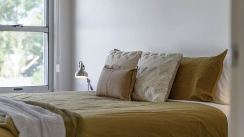 Trentham Central Villas 6 BR / Ensuite / Sleeps 12 - Kawana Tourism 1