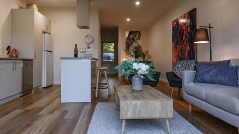 Trentham Central Villas 6 BR / Ensuite / Sleeps 12 - Kawana Tourism 6