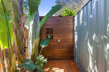 Roomerang At Binya Avenue - Kawana Tourism 1