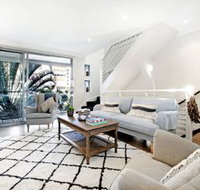 Broabdeach Sleek  Stylish Living - Kawana Tourism