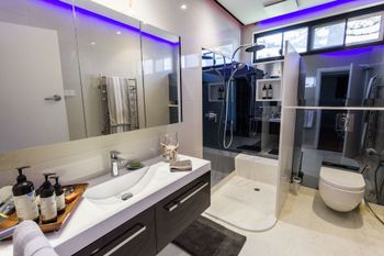 Serene Marinafront 3BR Retreat - Kawana Tourism 5