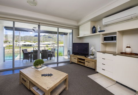 Magnetic Blue Waterfront Apartments - Kawana Tourism 6