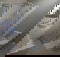 Queen Room With Airport Transfers Or Car Rental - Kawana Tourism