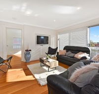 Spacious  Bright 4 Bedroom Home - Kawana Tourism