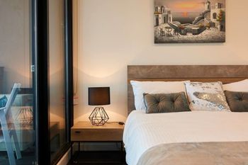 Stunning Harbour & City View Loft - Kawana Tourism 4