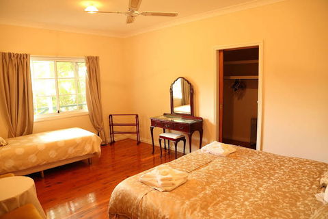 Bridgeman Downs B & B - Kawana Tourism 0