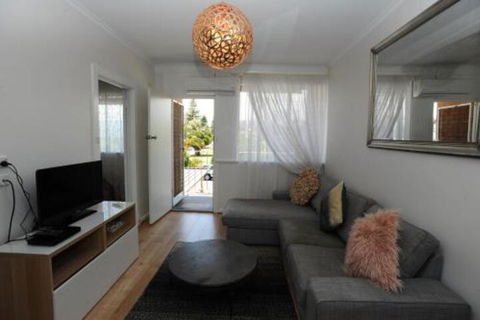 Glenelg Holiday Apartments The Broadway - Kawana Tourism 0