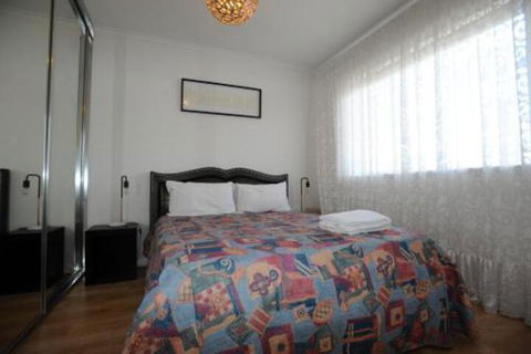 Glenelg Holiday Apartments The Broadway - Kawana Tourism 3