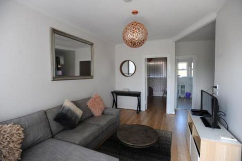Glenelg Holiday Apartments The Broadway - Kawana Tourism 7