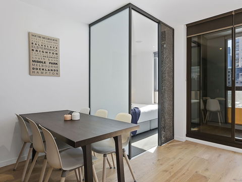 CHARLOTTE Manhatten Building Near Spencer St. & Southern Cross Station - Kawana Tourism 4