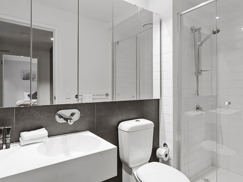 CHARLOTTE Manhatten Building Near Spencer St. & Southern Cross Station - Kawana Tourism 3