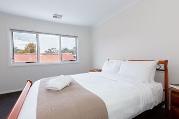 Brand New Townhouse - Kawana Tourism 6