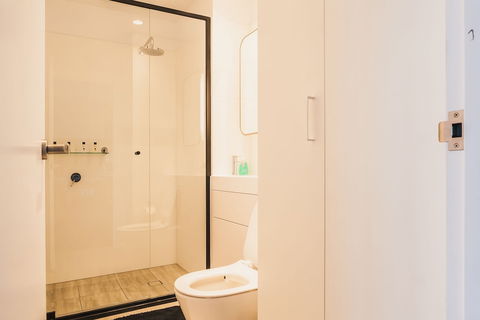 Victoria One Suites - Kawana Tourism 3