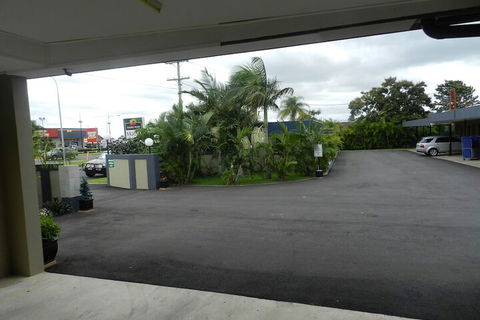 Golden Palms Motor Inn - Kawana Tourism 3
