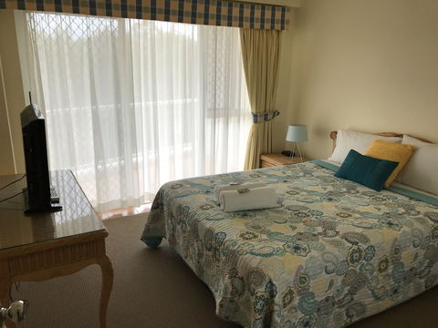 Fairways Golf & Beach Retreat - Kawana Tourism 6