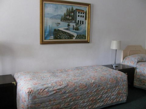Wayfarer Motel - Kawana Tourism 3