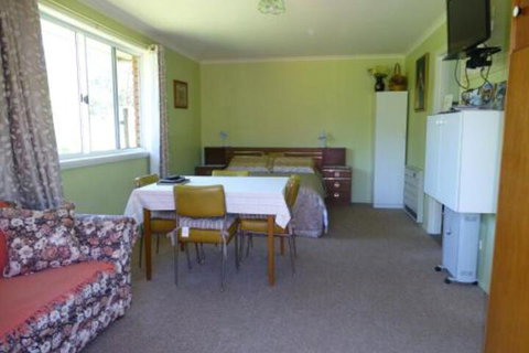 Quamby Pines Chalet - Kawana Tourism 7
