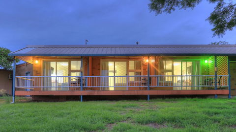 Jacaranda Motor Lodge - Kawana Tourism 3