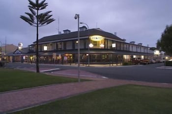 Grand Tasman Hotel - Kawana Tourism 0