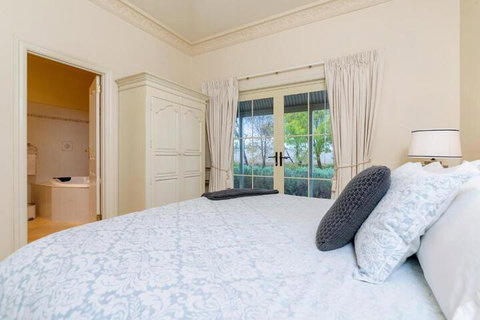 Barossa Vineyard Cottages - Kawana Tourism 7