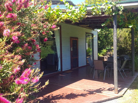 Valley Farm Vineyard Cottages - Kawana Tourism 6