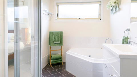One Tree Bed & Breakfast - Kawana Tourism 3