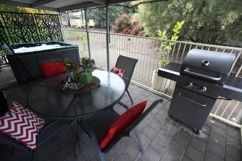 One Tree Bed & Breakfast - Kawana Tourism 5