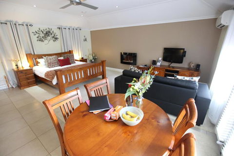 One Tree Bed & Breakfast - Kawana Tourism 1