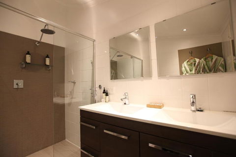 One Tree Bed & Breakfast - Kawana Tourism 6