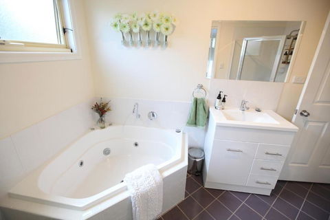 One Tree Bed & Breakfast - Kawana Tourism 4